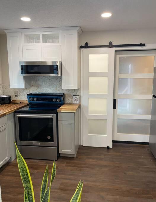 Shares Courtyard Luxury Apt - New! Rockledge Eksteriør bilde