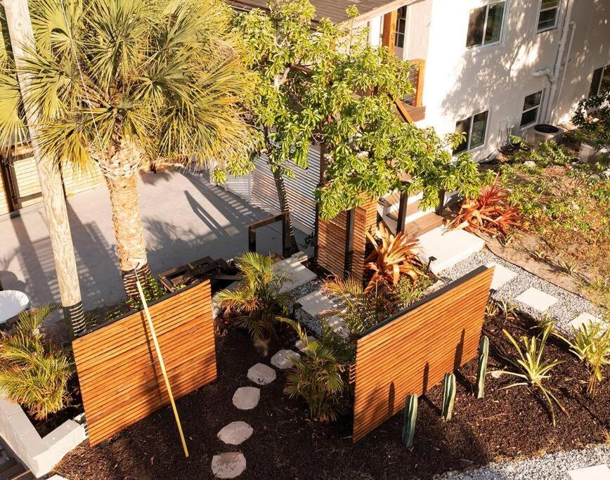 Shares Courtyard Luxury Apt - New! Rockledge Eksteriør bilde